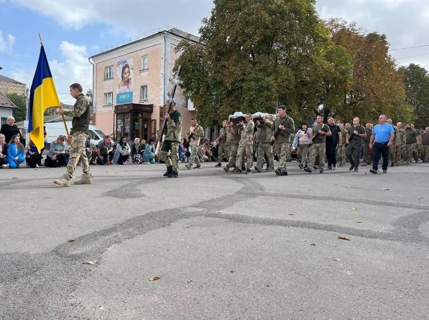 Igor Grib, 33 tuổi, là chỉ huy Tiểu đoàn 86, thuộc Lữ đoàn phòng thủ nội địa số 123 của Lực lượng Vũ trang Ukraine. Ngày 2/10, sau khi nói chuyện với binh lính của đơn vị, anh ta đã dùng súng ngắn tự sát. (Ảnh đám tang Igor Grib tại quê nhà).