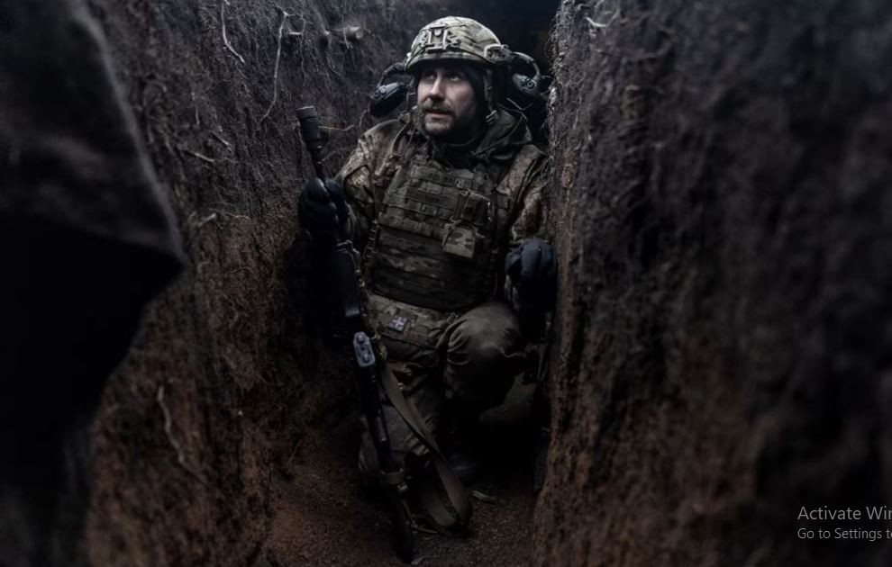 Sergei, một quân nhân Ukraine 42 tuổi nhập ngũ năm 2023 và sau đó đào ngũ, nói: “Điều quan trọng nhất, đó là tôi không biết tất cả những điều này sẽ kết thúc như thế nào và khi nào, khi cuộc chiến vẫn tiếp tục. Về phần tôi, sau khi bị thương lần hai vào tháng 2/2024, tôi xuất viện, ở nhờ người thân một thời gian rồi tìm được ‘hành lang’ sang Romania”. (Nguồn ảnh: Topwar, Ukrinform, X, Liveuamap).