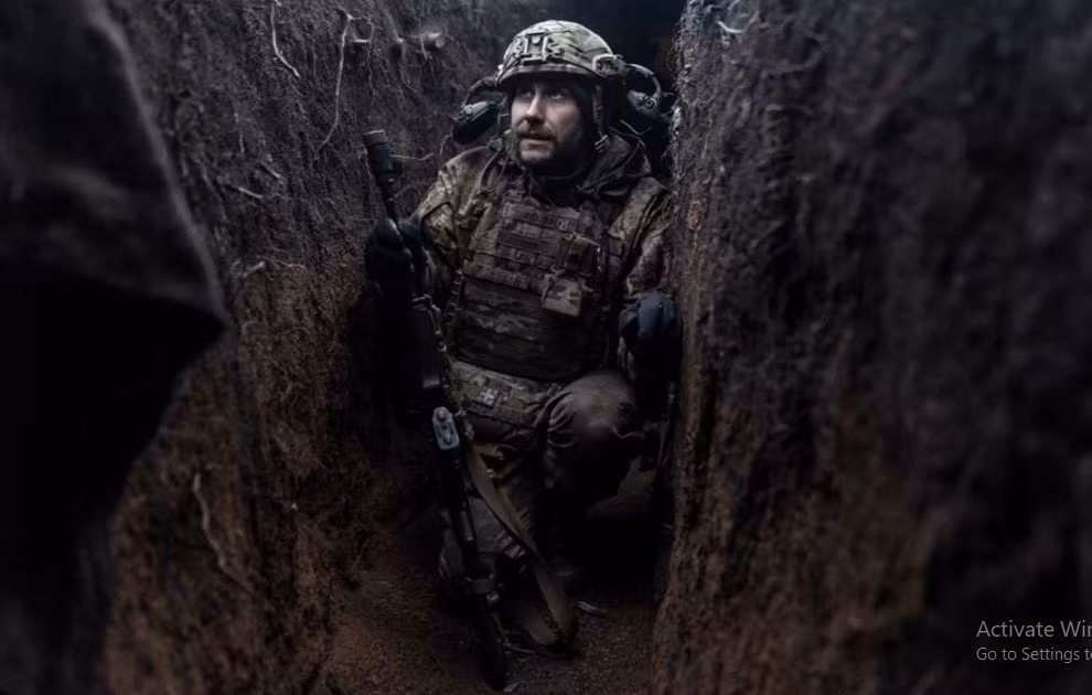 Sergei, một quân nhân Ukraine 42 tuổi nhập ngũ năm 2023 và sau đó đào ngũ, nói: “Điều quan trọng nhất, đó là tôi không biết tất cả những điều này sẽ kết thúc như thế nào và khi nào, khi cuộc chiến vẫn tiếp tục. Về phần tôi, sau khi bị thương lần hai vào tháng 2/2024, tôi xuất viện, ở nhờ người thân một thời gian rồi tìm được ‘hành lang’ sang Romania”. (Nguồn ảnh: Topwar, Ukrinform, X, Liveuamap).