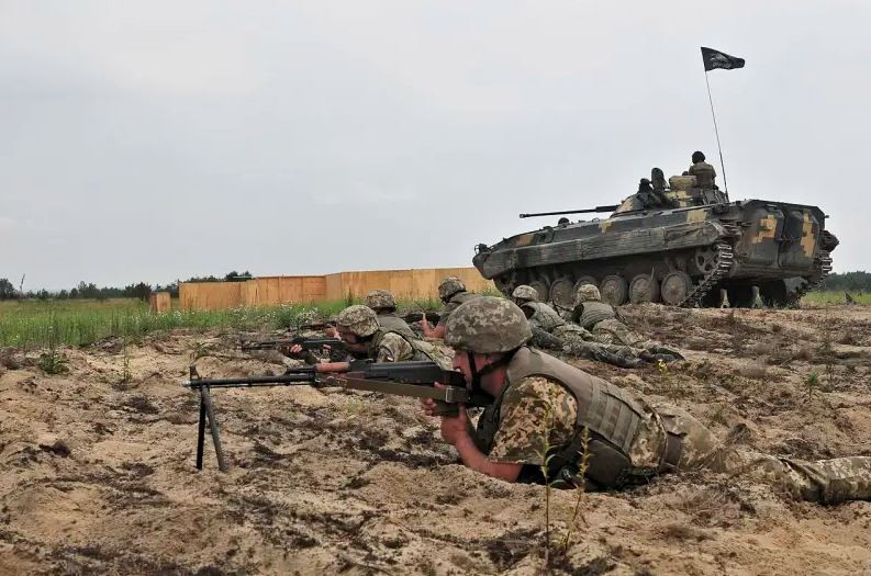 Xét về mặt hậu cần, Ugledar nằm gần tuyến đường sắt từ Donetsk đến Mariupol. Việc Quân đội Nga kiểm soát Ugledar sẽ cắt đứt quyền tiếp cận Mariupol của Quân đội Ukraine trong tương lại, trong khi Mariupol là cảng chính của Ukraine trên biển Azov.