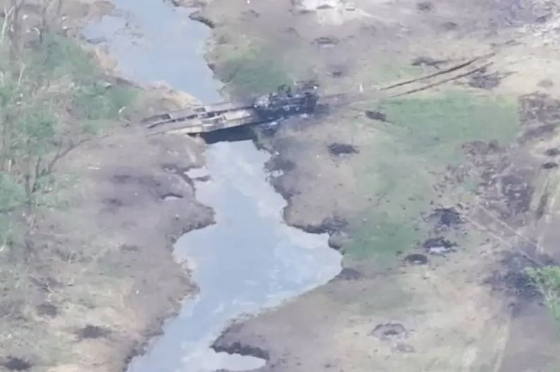 Nhưng phải lưu ý rằng, sông Volchya không rộng lắm, và bờ của nó được bao phủ bởi thảm thực vật thân gỗ rậm rạp, điều này giúp quân Ukraine ít nhiều có thể bí mật bố trí lực lượng ở đó và thiết lập nhiều lối vượt mà Nga khó phát hiện và nhanh chóng ngăn chặn.