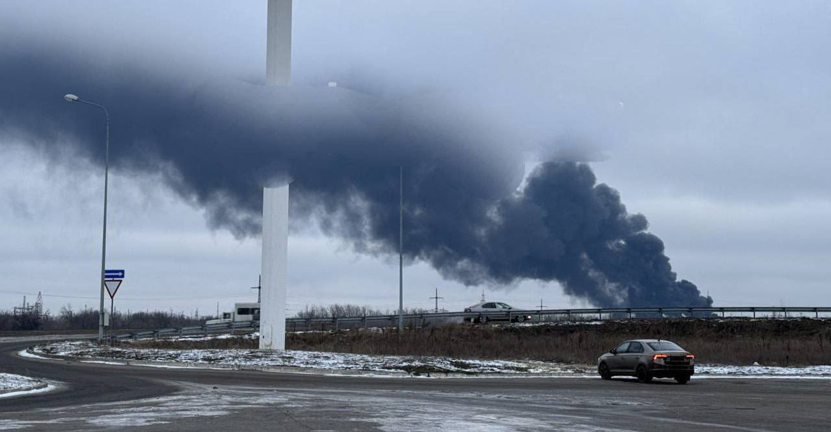 Trên đường tiếp cận thành phố Volchansk ở phía nam, quân Nga tập trung phá hủy trang thiết bị và tiêu diệt quân tiếp viện cho thành phố của Ukraine bằng các cuộc tấn công bằng bom lượn FAB, UAV FPV và hỏa lực pháo binh; trong đó có cả những xe của Quân đội Ukraine, nhưng được cải trang thành xe dân sự. 