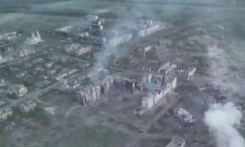 Tuy nhiên Quân đội Nga cũng đã sẵn sàng cho cuộc phản công của Ukraine tại Kharkov, bằng chứng là họ tăng cường thêm vũ khí hỏa lực và quân cho Cụm quân phía Bắc; trong đó có cả lực lượng vệ binh Chechnya nổi tiếng. Đây cũng là cơ hội để Quân đội Nga sát thương quân Ukraine phản công bằng các loại vũ khí khủng như bom chùm, bom và pháo nhiệt áp… (Nguồn ảnh: Topwar, Sputnik, CNN, Kyiv Independent).