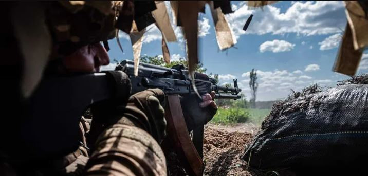 Các tay súng bắn tỉa của quân Ukraine đang tích cực hoạt động trở lại; để chống lại lực lượng bắn tỉa, quân Nga tích cực sử dụng UAV trinh sát, khi phát hiện ra những vị trí bắn tỉa, sử dụng UAV FPV tiêu diệt, hoặc dùng cả pháo nhiệt áp TOS-1A để bắn hủy diệt. 