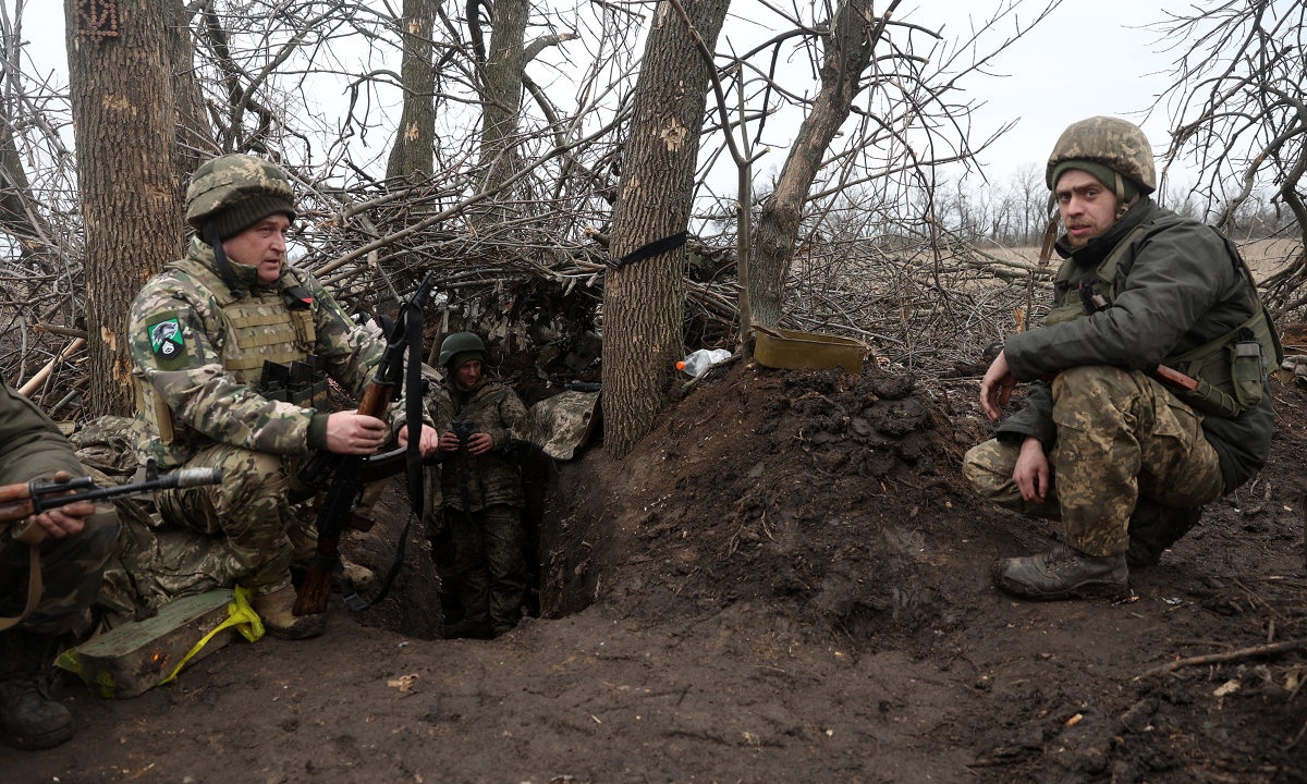 Nhưng tình trạng thường xuyên xảy ra hơn, đó là việc quân Nga chiếm giữ các vị trí của quân Ukraine, rồi tổ chức, dọn dẹp chiến trường. Chính trong bối cảnh đó, tỷ lệ trao đổi thi thể liệt sĩ giữa hai bên đã vượt quá 1:15, chứ không phải tỷ lệ thiệt hại trong trận chiến thực tế đạt đến mức như vậy. (Nguồn ảnh: Topwar, Lenta.ru, Forbes, CNN, Forbes, Ukrinform).