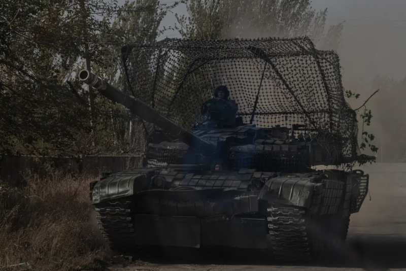 Ví dụ, trong trận đánh vào thị trấn New York ở phía nam thành phố Toretsk, Lữ đoàn bộ binh cơ giới số 9 của Nga đã tiến công đột phá vào trận địa, do một số lữ đoàn Ukraine phòng ngự, nhưng họ vẫn thành công. Tuy nhiên, để đạt được thành công này là do Lữ đoàn 9 của Nga được hỏa lực pháo binh và không quân yểm trợ tối đa, khiến quân Ukraine phòng ngự, nằm “chết dí” một chỗ chịu trận. 