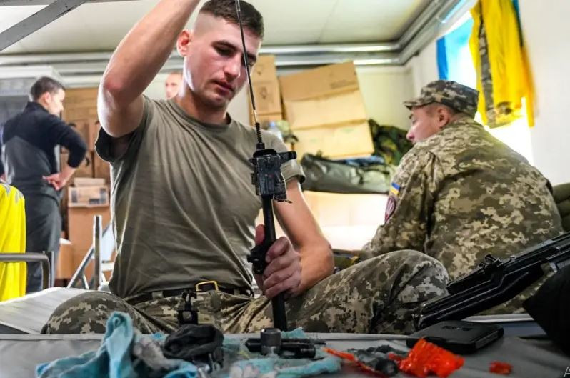 Mặc dù Kiev đã đạt được thành công khi chiếm được một khu vực lãnh thổ của Nga tại Kursk, buộc quân chủ lực Nga quay lại phòng thủ. Tuy nhiên, RFAF vẫn chiếm thế chủ động trên chiến trường và tràn ngập nhiều phần lãnh thổ của Ukraine hơn. 