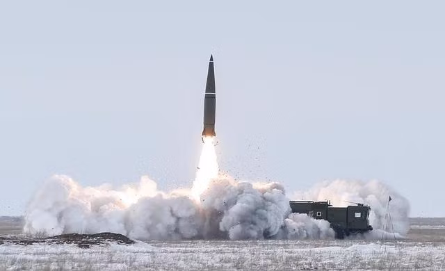 Một lý do khác để nghi ngờ tuyên bố này, đó là Quân đội Nga đã thực hiện không quá hai hoặc ba cuộc tấn công tên lửa Iskander vào tháng 11, theo thông tin cập nhật hàng ngày từ Bộ Quốc phòng Nga (MoD). Giả sử những tuyên bố này là sai sự thật, thì đây không phải là lần đầu tiên Nga đánh lừa các mục tiêu Ukraine tiết lộ vị trí của họ. Cuối cùng, Nga sẽ công khai phá hủy bất kỳ hệ thống phòng không (AD) lớn nào của phương Tây, giống như nước này đã tuyên bố phá hủy hàng chục loại vũ khí khác của Mỹ, chẳng hạn như Hệ thống tên lửa pháo binh cơ động cao HIMARS hoặc lựu pháo kéo hạng nhẹ M-777.