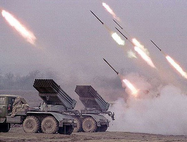 Những xe chiến đấu phóng đạn rocket 122mm 40 nòng của Nga được triển khai gần thị trấn Rovinki của Nga, là loại vũ khí được xác định đã gây ra thiệt hại lớn nhất cho 3 lữ đoàn cơ giới của quân đội Ukraine.