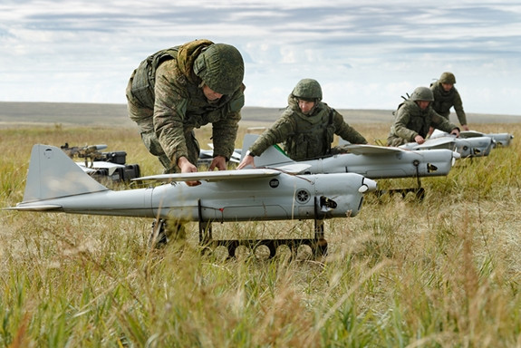 Trên không, UAV Orlan-10 thực hiện gây nhiễu tín hiệu điện tử cho đối phương; cũng như thiết bị gây nhiễu vô tuyến R-934B và trạm gây nhiễu R-330Zh chặn liên lạc vệ tinh, khiến những thiết bị dùng tín hiệu GPS trở thành cục sắt.