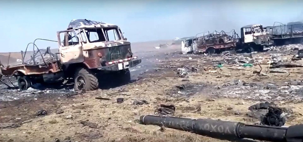 Ba chiếc xe tải chở đầy binh sĩ phát nổ, hàng chục binh sĩ và chỉ huy thiệt mạng, một số lượng lớn xe tăng và thiết bị hạng nặng bị phá hủy ngay trong loạt đạn đầu tiên. Vài tuần sau, Ukraine cố gắng rút những người sống sót sau trận chiến kinh hoàng này.