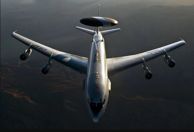 Do mặt trận phía đông của Ukraine tương đối xa lãnh thổ của các quốc gia NATO ở phía tây, nên máy bay cảnh báo sớm và radar cảnh báo tầm xa của NATO khó có thể phát hiện mục tiêu của Nga. Lúc này, Su-30SM và Su-35 của Nga có thể được chỉ huy bởi A-50, lặng lẽ tiếp cận F-16 và phát động tấn công; còn F-16 chỉ có thể cầu may. 