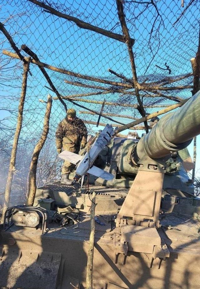 Quân đội Ukraine tổ chức phòng thủ trước máy bay không người lái (UAV) cảm tử của Nga theo cách truyền thống, khi họ sử dụng lưới ngụy trang bằng lớp lưới mắt cáo (chúng ta thường gọi là lưới B40), để che chắn cho các khẩu pháo tự hành; ngăn chặn UAV cảm tử "Lancet" của quân đội Nga tấn công.