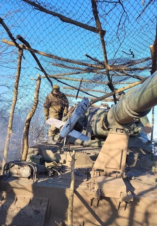 Quân đội Ukraine tổ chức phòng thủ trước máy bay không người lái (UAV) cảm tử của Nga theo cách truyền thống, khi họ sử dụng lưới ngụy trang bằng lớp lưới mắt cáo (chúng ta thường gọi là lưới B40), để che chắn cho các khẩu pháo tự hành; ngăn chặn UAV cảm tử "Lancet" của quân đội Nga tấn công.