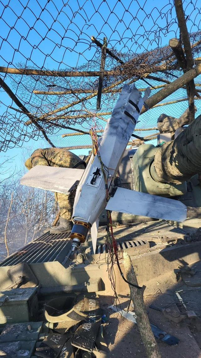 Cách đây vài ngày, quân đội Ukraine đã công bố bộ ảnh, có thể thấy quân đội Ukraine đã sử dụng một lớp lưới thép B40 lên nóc một khẩu lựu pháo tự hành 155mm M109 của Mỹ sản xuất và hiệu quả thật đáng kinh ngạc, khi một UAV Lancet đã bị chặn bởi tấm lưới thép.