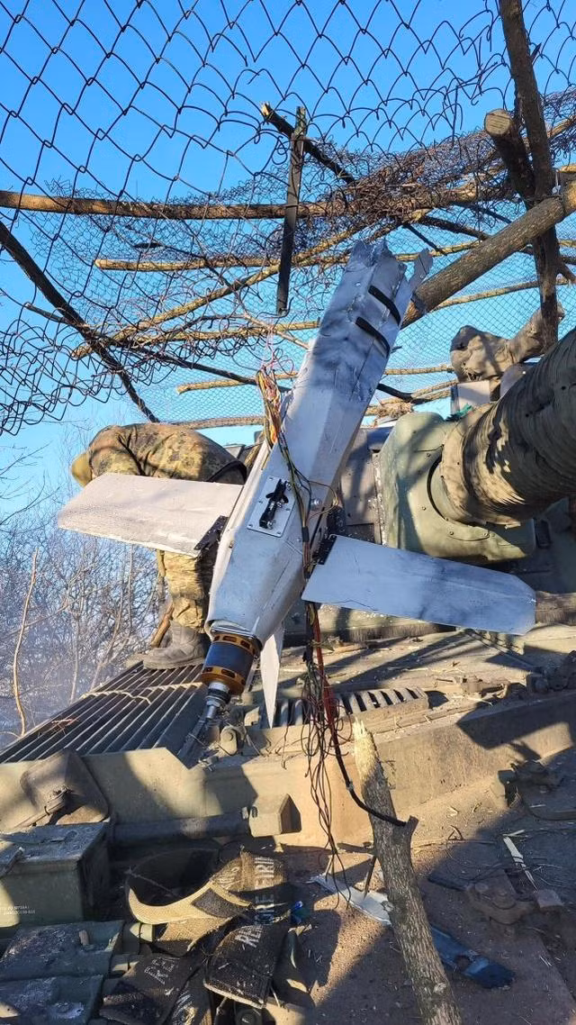 Cách đây vài ngày, quân đội Ukraine đã công bố bộ ảnh, có thể thấy quân đội Ukraine đã sử dụng một lớp lưới thép B40 lên nóc một khẩu lựu pháo tự hành 155mm M109 của Mỹ sản xuất và hiệu quả thật đáng kinh ngạc, khi một UAV Lancet đã bị chặn bởi tấm lưới thép.