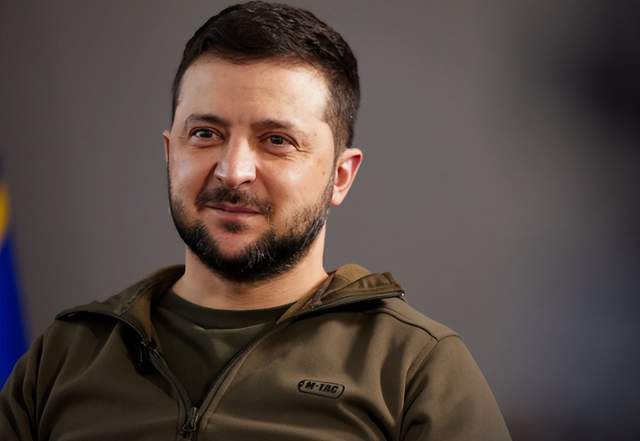 Trong bối cảnh đó, Tổng thống Ukraine Zelensky đã đích thân đến Zaporozhye để thị sát. Điều đáng chú ý là sau khi nắm rõ tình hình chiến trường, Tổng thống Zelensky bất ngờ tuyên bố, họ sẽ xây dựng các công sự phòng thủ từ Donbass đến miền Tây Ukraine. Đây là nhiệm vụ ưu tiên hàng đầu và ông sẽ gặp các đại diện doanh nghiệp để đạt được mục tiêu này. 