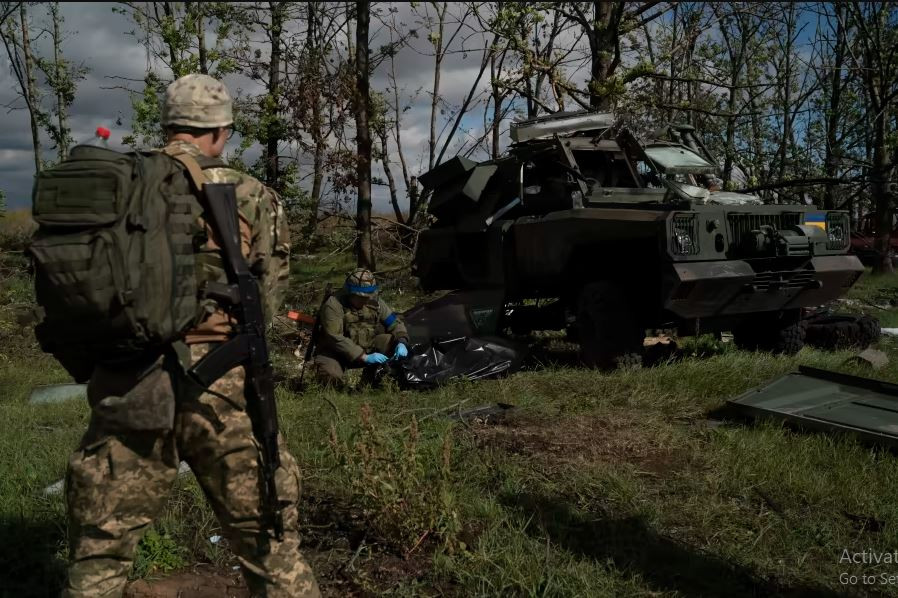 Một hòn đá đã làm “khuấy động làn sóng”, tuyên bố của Tổng thống Zelensky đã thu hút sự chú ý của tất cả các bên. Ông Alexei Goncharenko, thành viên Verkhovna Rada (Quốc hội) Ukraine, cho rằng, điều này cho thấy Quân đội Ukraine đã rơi vào tình thế “không còn lối thoát” trên chiến trường và buộc phải chuyển từ tấn công sang phòng ngự. 