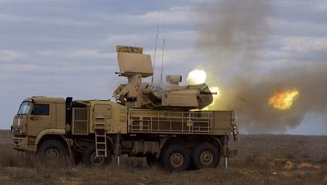 Mặc dù thực tế là không có tuyên bố cụ thể từ các nhà phát triển, nhưng phiên bản mới nhất của hệ thống Pantsir-S1M, được chế tạo trên cơ sở kinh nghiệm sử dụng các tổ hợp này ở Syria và Nagorno-Karabakh. Điều này cho thấy tổ hợp có thể khá hiệu quả để chống lại UAV TB2. 