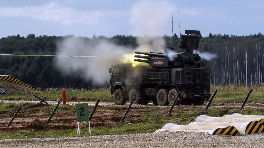 Như vậy hệ thống Pantsir-S1M sẽ tìm kiếm mục tiêu không chỉ bằng radar, mà bằng cả các hệ thống quang ảnh nhiệt ở chế độ thụ động; như vậy bảo đảm giữ bí mật cho hệ thống; nhất là khi đối phương sử dụng tác chiến điện tử mạnh.