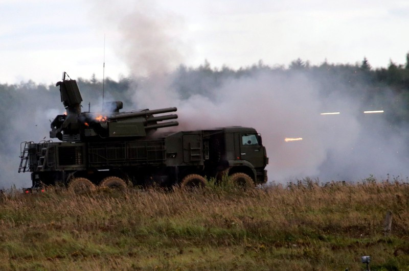 Nếu được trang bị pháo điện từ, hệ thống Pantsir-S1M có thể ngăn chặn hiệu quả từ xa hoạt động của các mục tiêu khí động học. Đồng thời tầm bắn hiệu quả của nó tăng lên đến 18 km.