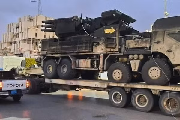 Trả lời câu hỏi của người dẫn chương trình về việc tại sao trong một số trường hợp, tên lửa phóng từ UAV TB2 và của Israel lại có thể tiêu diệt các hệ thống Pantsir ở Syria và Libya? Muravkin cho rằng, trong những trường hợp đó, tổ hợp Pantsir không có người trực chiến, hoặc được ngụy trang kém. 