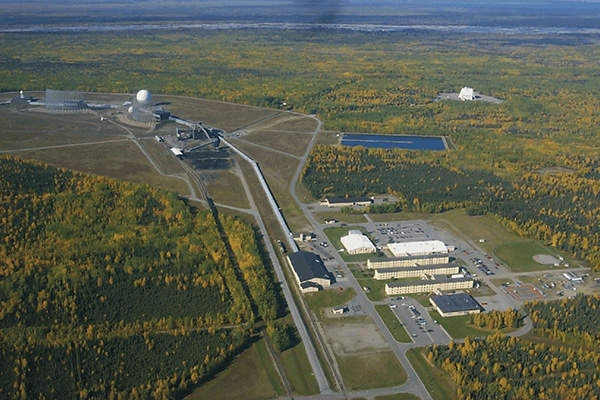 Radar LRDR không chỉ có đặc điểm phát hiện mục tiêu ở cự ly xa, mà còn có khả năng nhận dạng mục tiêu mạnh; dù đó là tên lửa đạn đạo hay các vật thể bay bình thường để cho người chỉ huy hướng xử lý chính xác. 