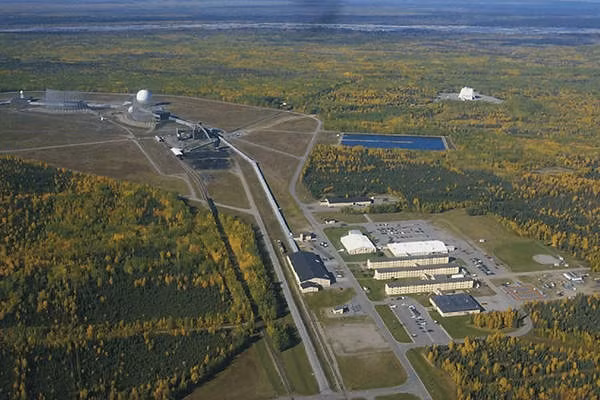 Radar LRDR không chỉ có đặc điểm phát hiện mục tiêu ở cự ly xa, mà còn có khả năng nhận dạng mục tiêu mạnh; dù đó là tên lửa đạn đạo hay các vật thể bay bình thường để cho người chỉ huy hướng xử lý chính xác. 