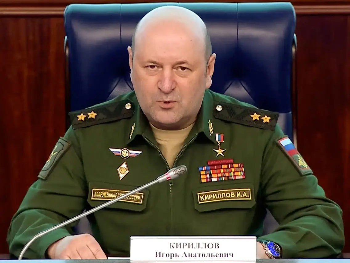 Liên quan đến khu vực Kursk bị Quân đội Ukraine chiếm đóng, Bộ Quốc phòng Nga ngày hôm qua tiếp tục công bố các tài liệu về kế hoạch của Ukraine trong các vấn đề liên quan đến an toàn bức xạ, Trung tướng Igor Kirillov, Tư lệnh Binh chủng Hóa học (RCBZ) của Quân đội Nga, đã tuyên bố điều này trong cuộc họp giao ban. 