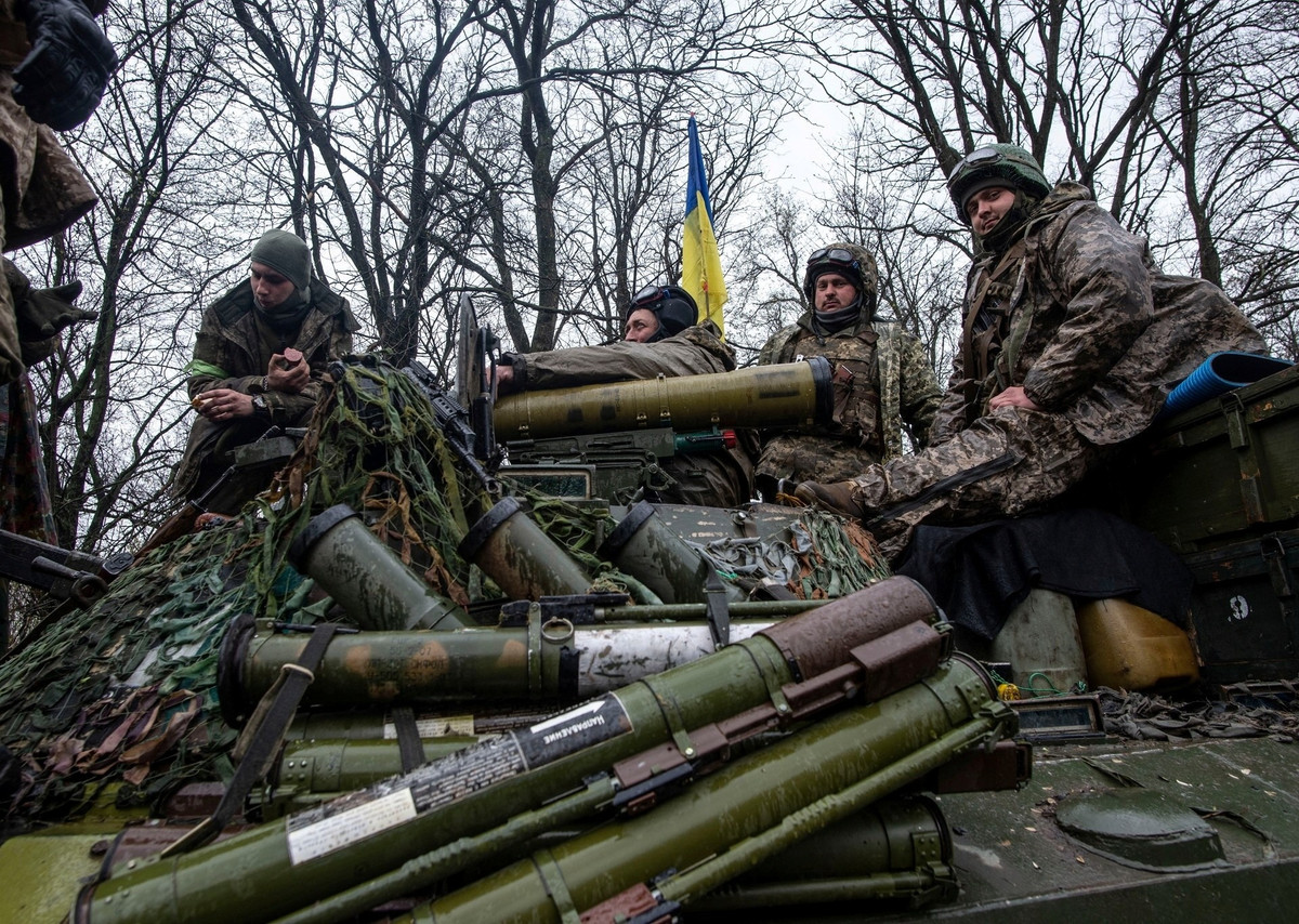 Theo các tuyên bố được đưa ra ngày 24/2, Anh sẽ giành 5,6 tỷ USD viện trợ quân sự cho Ukraine; số tiền này sẽ không được giải ngân một lần, mà sẽ được chia thành quỹ chung trong năm. Phần Lan viện trợ bằng một số tiền nhỏ hơn nhiều; theo thông tin, Helsinki đang phân bổ 4,5 triệu euro cho tái thiết, cơ sở hạ tầng, dịch vụ công và hội nhập châu Âu của Ukraine. 