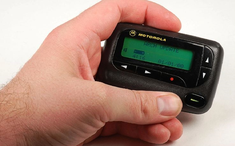 Bước đầu tiên là gọi cho công ty nhắn tin. Số máy nhắn tin và nội dung tin nhắn được gửi cho nhà điều hành, sau đó nhà điều hành truyền thông tin đến trạm gốc, trạm gốc sẽ gửi tín hiệu đến tất cả các máy nhắn tin trên mạng. Được điều chỉnh theo tần số cụ thể, thiết bị sẽ nhận dạng số duy nhất của nó, nhận tín hiệu và hiển thị thông báo trên màn hình. 