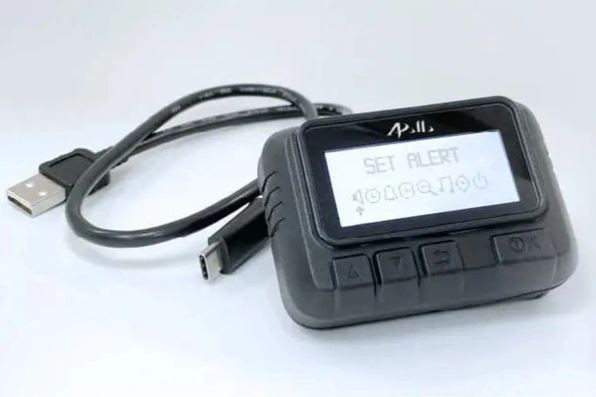 Không giống như điện thoại thông minh hiện đại, máy nhắn tin không thể gửi tin nhắn lại. Chức năng chính của nó chỉ là nhận tin nhắn văn bản, được truyền qua kênh radio ở một tần số nhất định. Mỗi máy nhắn tin, được cấu hình để nhận tín hiệu trên tần số này.