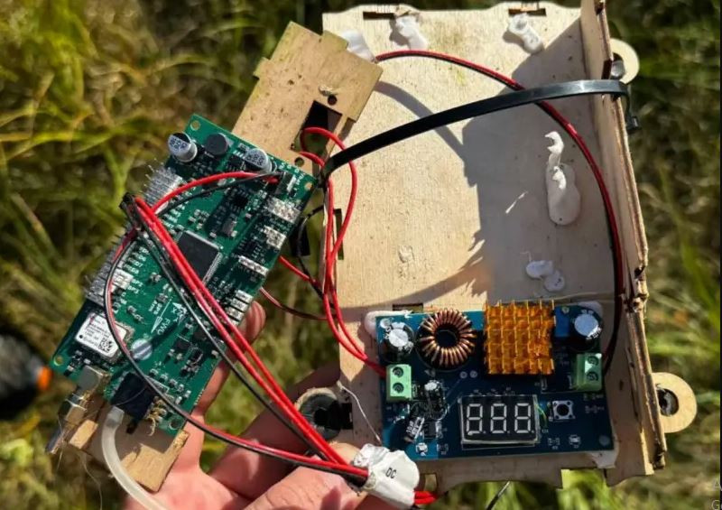 Việc kết nối UAV với đài chỉ huy bằng tín hiệu điện thoại di động giúp nó truyền vị trí hiện tại và dữ liệu tình báo điện tử đã lưu trữ về trung tâm của Nga. Thậm chí có thể hình dung rằng, UAV có thể chuyển tiếp các video đã lưu trữ bất cứ khi nào nó được kết nối.