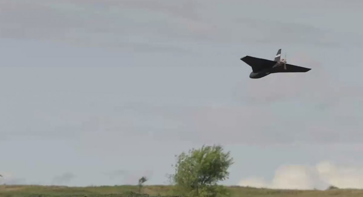 Không giống như thiết kế dạng cánh bay của UAV Geran-2, UAV Gerbera có cánh tam giác, cộng với cánh đuôi thẳng đứng. Nhưng giống như UAV Geran-2, nó sử dụng cánh quạt đẩy gắn ở đuôi. Việc sử dụng cánh đuôi thẳng đứng sẽ khiến Gerbera kém tàng hình hơn; nhưng khả năng tàng hình sẽ được cải thiện, nhờ sử dụng vật liệu bọt xốp, có khả năng hấp thụ sóng radar và khung UAV bằng gỗ ép balsa và bay rất thấp.