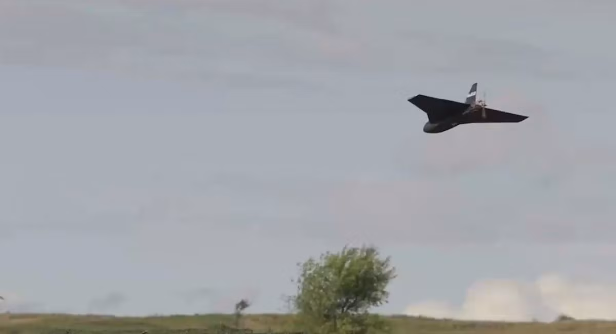 Không giống như thiết kế dạng cánh bay của UAV Geran-2, UAV Gerbera có cánh tam giác, cộng với cánh đuôi thẳng đứng. Nhưng giống như UAV Geran-2, nó sử dụng cánh quạt đẩy gắn ở đuôi. Việc sử dụng cánh đuôi thẳng đứng sẽ khiến Gerbera kém tàng hình hơn; nhưng khả năng tàng hình sẽ được cải thiện, nhờ sử dụng vật liệu bọt xốp, có khả năng hấp thụ sóng radar và khung UAV bằng gỗ ép balsa và bay rất thấp.