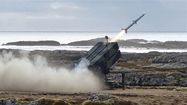 Nếu cuộc tấn công ngày 31/7 có chủ đích, là nhằm vào các mục tiêu cụ thể, thì Nga có thể sẽ cố gắng vô hiệu hóa hệ thống phòng không của Ukraine, bằng cách sử dụng một số lượng lớn UAV đến cùng lúc từ các hướng khác nhau, với hy vọng một số UAV sẽ lọt qua được hàng loạt tên lửa phòng không. Và cuộc tấn công của Nga vừa qua có thể là cuộc tấn công thăm dò. 