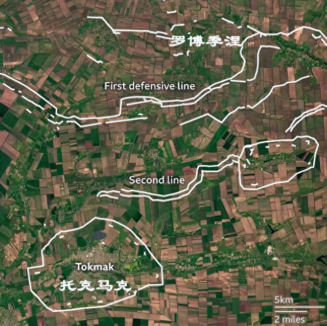 Trong số đó, các con đường phía đông và phía tây không phải là trọng tâm phòng thủ của quân đội Nga, và sự phân chia các tuyến phòng thủ cũng không đặc biệt rõ ràng; về cơ bản chúng là vành đai phòng thủ phía trước và tuyến phòng thủ chính. Điều thực sự được phân chia rõ ràng là hướng từ phía nam Orekhiv (do Ukraine quản lý) đến Tokmak (do Nga quản lý).