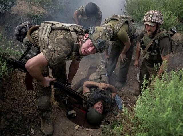 Điều đó không có nghĩa là tuyến phòng thủ của Nga đã bị phá vỡ chỉ vì quân Ukraine “xuyên thủng” được một phần đường đi. Trên thực tế, mấu chốt là Ukraine chiếm được vị trí cốt lõi của quân đội Nga trên tuyến phòng thủ này hay không, chỉ khi đó chúng ta mới có thể nói rằng, họ đã chọc thủng được tuyến phòng thủ này. 