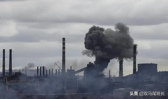 Ông Alahamia, Chủ tịch nhóm nghị sĩ Đảng Công chức Nhân dân Ukraine cho biết, đây là ngày thứ hai liên tiếp, Quân đội Nga tiến hành cuộc tấn công vào Nhà máy thép Azovstal. Hiện tại, Quân đội Nga đang tiến vào Nhà máy thép Azovstal.