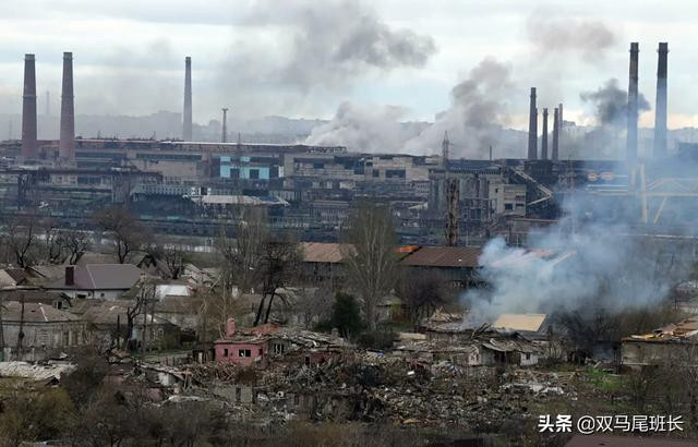 Ông Bojchenko cho biết, pháo binh, xe tăng, không quân và hải quân của Nga đã bị bắn phá dữ dội gần như không ngừng, và máy bay không người lái được sử dụng để tấn công trực tiếp ngay cả vào ban đêm. "Nếu có địa ngục trên thế giới, đó là tại nhà máy thép Azovstal".