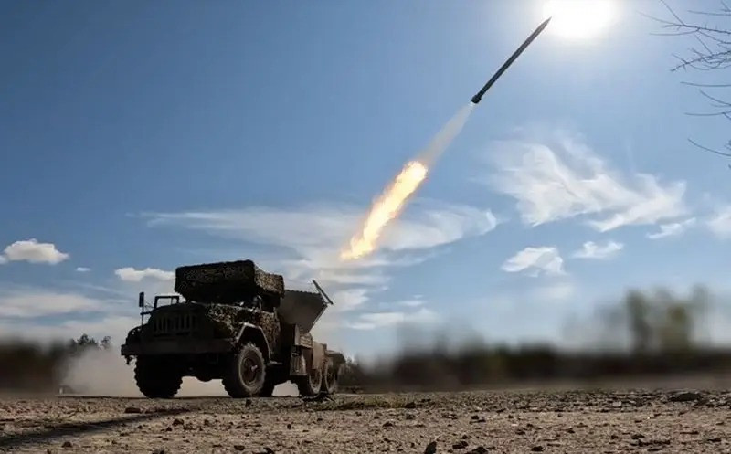 Còn đối với AFU, nếu họ để mất khu vực này, có nghĩa là phải đối mặt với áp lực lớn hơn ở khu vực biên giới và không gian chiến lược của họ sẽ bị thu hẹp hơn nữa. Đặc biệt là thành phố Sumy, đồng thời cũng là trung tâm tỉnh lỵ của tỉnh Sumy, chỉ cách biên giới Kursk-Sumy có 30 km.