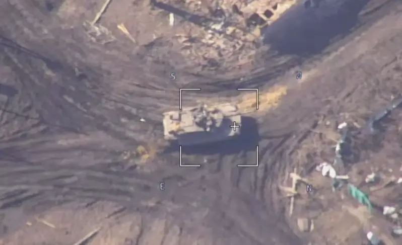 Chiếc Abrams thứ ba đã bị phá hủy vào khoảng ngày 10/3 do trúng tên lửa chống tăng phóng qua nòng của chiếc tăng T-72B3 của Nga, xe bốc cháy và sau đó đạn phát nổ. Còn chiếc Abrams thứ 4 tiếp tục lĩnh đòn từ tên lửa chống tăng Kornet của Nga.