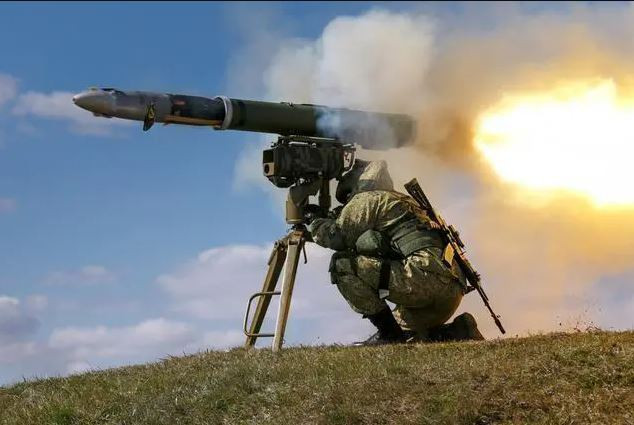 Hiện tại, tên lửa dẫn đường chống tăng của Nga dường như là sát thủ chính của xe tăng M-1A1 của Ukraine. Nếu đúng như vậy thì đây là một lập luận thuyết phục, ủng hộ việc trang bị hệ thống cảnh báo tấn công tên lửa cho xe tăng Abrams. Nhưng hãy nhớ, hiện có nhiều cách khác để tiêu diệt xe tăng, chuyên gia Axe cho biết.