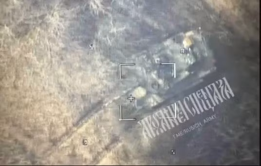 Axe cho biết thêm, trong tổng số 31 chiếc M1A1 SA Abrams được Mỹ bàn giao cho Ukraine vào mùa thu năm 2023, nhưng chỉ qua 20 ngày tham chiến, người Nga đã phá hủy 4 chiếc Abrams và bắn hỏng ít nhất một chiếc nữa và cũng chưa rõ có bao nhiêu thành viên tổ lái (một xe có 4 người), trên mỗi xe tăng còn sống sót?