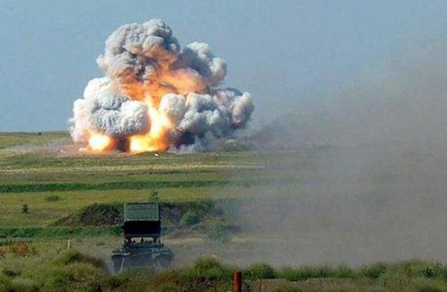 Sau đó, xe chở đạn và xe chở nhiên liệu của đoàn xe quân đội Ukraine cũng bị trúng đạn, và một vụ nổ dữ dội xảy ra ngay lập tức. Sau cuộc tấn công bằng tên lửa, máy bay ném bom Su-34 của Không quân Nga cũng nhanh chóng có mặt và bắt đầu ném bom vào đoàn xe quân đội Ukraine.