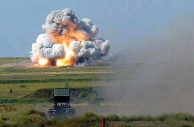 Sau đó, xe chở đạn và xe chở nhiên liệu của đoàn xe quân đội Ukraine cũng bị trúng đạn, và một vụ nổ dữ dội xảy ra ngay lập tức. Sau cuộc tấn công bằng tên lửa, máy bay ném bom Su-34 của Không quân Nga cũng nhanh chóng có mặt và bắt đầu ném bom vào đoàn xe quân đội Ukraine.