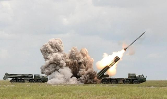 Vừa qua trang Topwar của Nga đăng video về một cuộc tập kích bằng pháo nhiệt áp của Quân đội Nga với một đoàn thiết giáp Ukraine bao gồm xe tăng, xe bọc thép, súng cối, xe chở súng máy, pháo tự hành, xe chở nhiên liệu và xe chở đạn ở vùng Spierne.