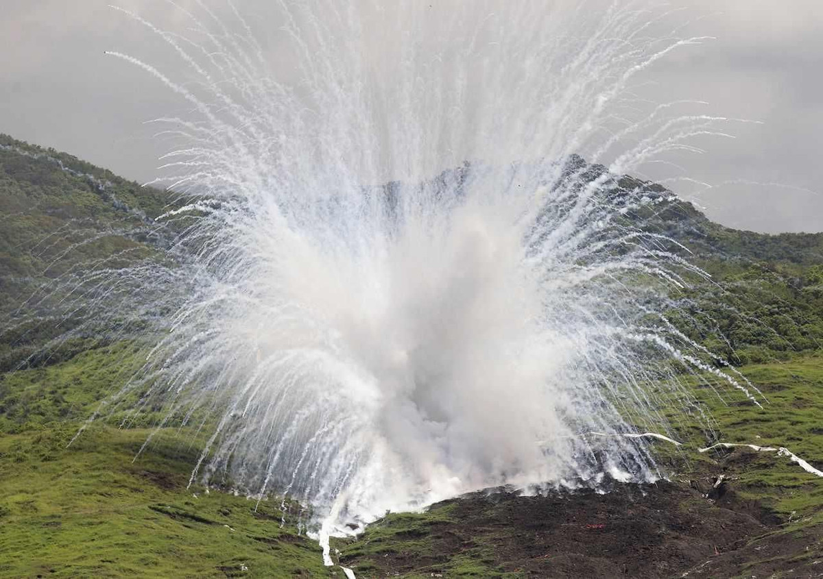 Đoàn xe bọc thép của Ukraine đang bình tĩnh di chuyển, nhưng tên lửa nhiệt áp của quân Nga gầm rú, bắn phá dữ dội thẳng vào xe dẫn đầu và xe đi sau cùng của đoàn xe quân đội Ukraine, khiến đoàn xe quân đội Ukraine rơi vào tình thế tiến thoái lưỡng nan.