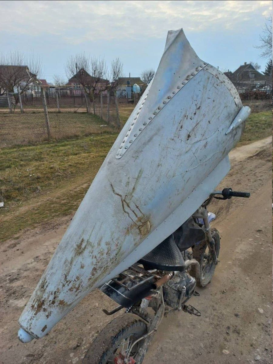 Trong bức ảnh được người dân chụp và đưa lên mạng xã hội, người xem có thể thấy cư dân địa phương đang vận chuyển phần đuôi của máy bay trinh sát không người lái Tu-141. 