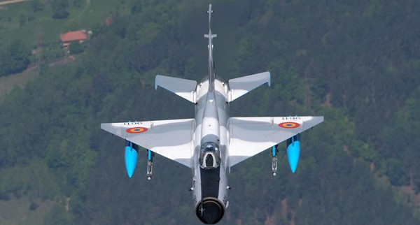 Cũng theo nguồn tin của báo chí Romania đưa tin, trước đó chiếc máy bay chiến đấu MiG-21 Lancer của Không quân nước này đã hộ tống chiếc Su-27 của Ukraine, hạ cánh xuống lãnh thổ Romania khi xung đột Nga – Ukraine mới bùng nổ.